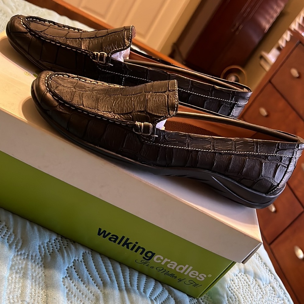 (#127) NWT ladies black walking loafers by Walking Cradles. Size 6 1/2 narrow.